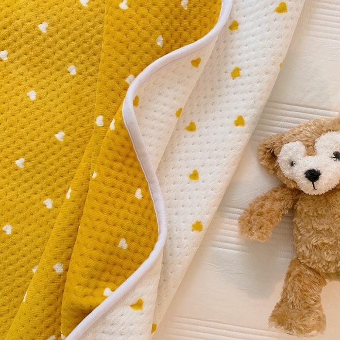 91家纺网 家纺一手货源 找家纺 星期八 2020新款奶油色花边牛奶绒床盖 爱心黄