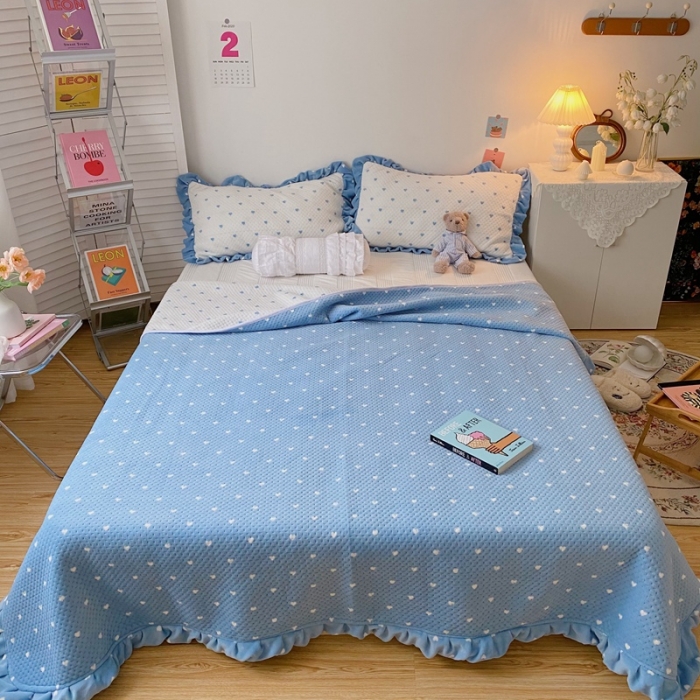 91家纺网 家纺一手货源 找家纺 星期八 2020新款奶油色花边牛奶绒床盖 爱心蓝