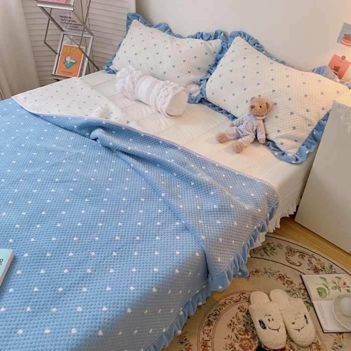 91家纺网 家纺一手货源 找家纺 星期八 2020新款奶油色花边牛奶绒床盖 爱心蓝