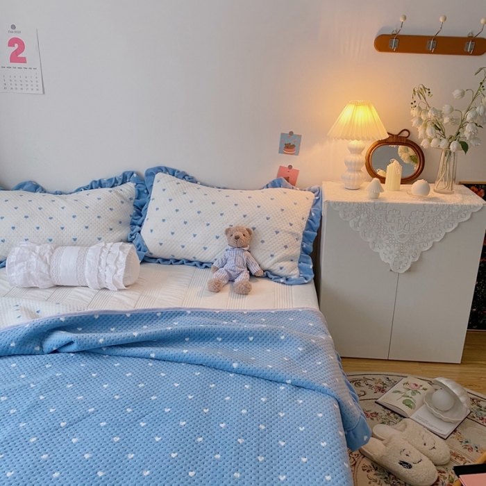 91家纺网 家纺一手货源 找家纺 星期八 2020新款奶油色花边牛奶绒床盖 爱心蓝