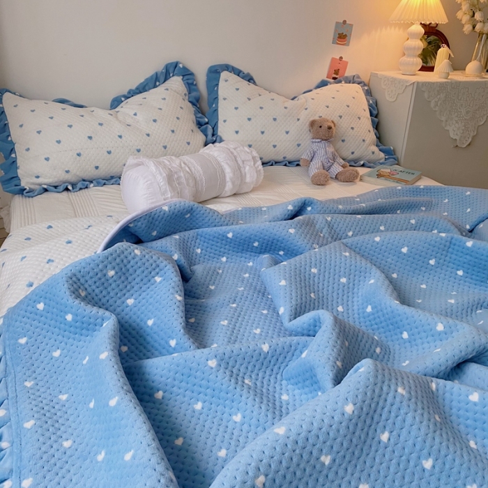 91家纺网 家纺一手货源 找家纺 星期八 2020新款奶油色花边牛奶绒床盖 爱心蓝