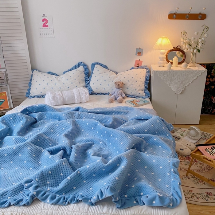 91家纺网 家纺一手货源 找家纺 星期八 2020新款奶油色花边牛奶绒床盖 爱心蓝