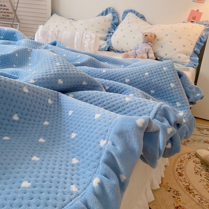 91家纺网 家纺一手货源 找家纺 星期八 2020新款奶油色花边牛奶绒床盖 爱心蓝