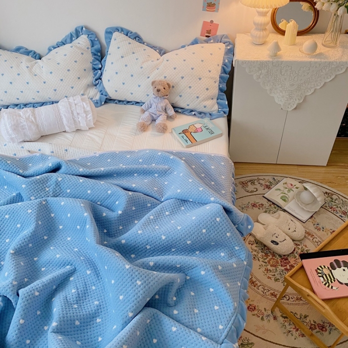 91家纺网 家纺一手货源 找家纺 星期八 2020新款奶油色花边牛奶绒床盖 爱心蓝