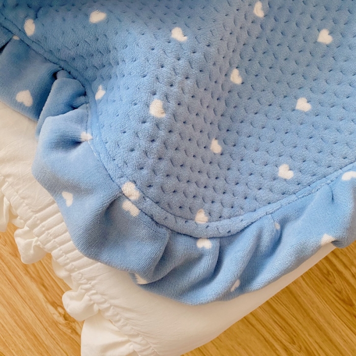 91家纺网 家纺一手货源 找家纺 星期八 2020新款奶油色花边牛奶绒床盖 爱心蓝