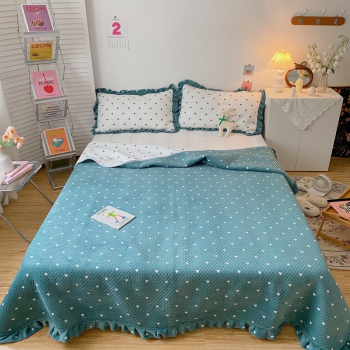 91家纺网 家纺一手货源 找家纺 星期八 2020新款奶油色花边牛奶绒床盖 爱心绿