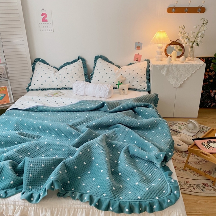 91家纺网 家纺一手货源 找家纺 星期八 2020新款奶油色花边牛奶绒床盖 爱心绿