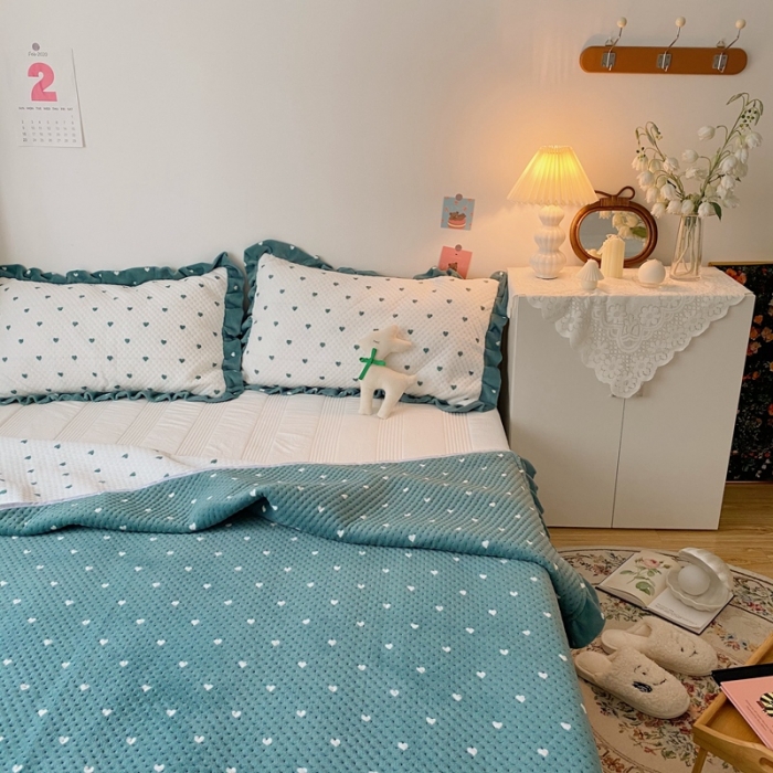 91家纺网 家纺一手货源 找家纺 星期八 2020新款奶油色花边牛奶绒床盖 爱心绿