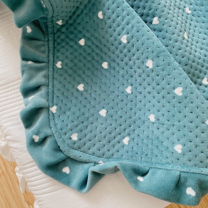 91家纺网 家纺一手货源 找家纺 星期八 2020新款奶油色花边牛奶绒床盖 爱心绿