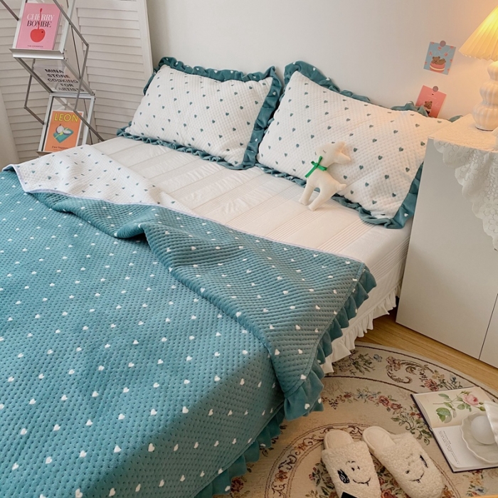 91家纺网 家纺一手货源 找家纺 星期八 2020新款奶油色花边牛奶绒床盖 爱心绿