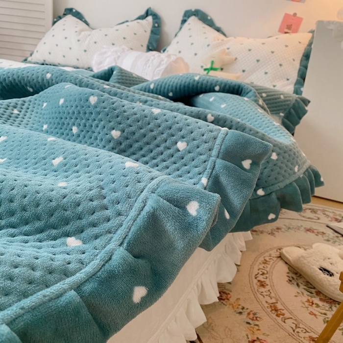 91家纺网 家纺一手货源 找家纺 星期八 2020新款奶油色花边牛奶绒床盖 爱心绿