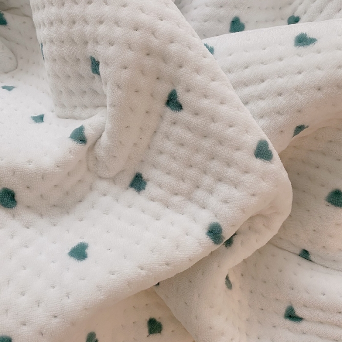 91家纺网 家纺一手货源 找家纺 星期八 2020新款奶油色花边牛奶绒床盖 爱心绿