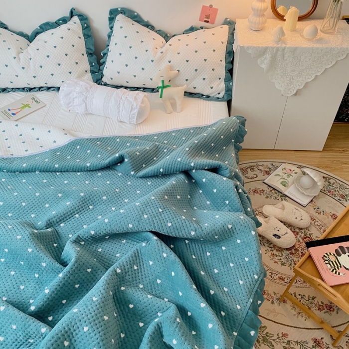 91家纺网 家纺一手货源 找家纺 星期八 2020新款奶油色花边牛奶绒床盖 爱心绿