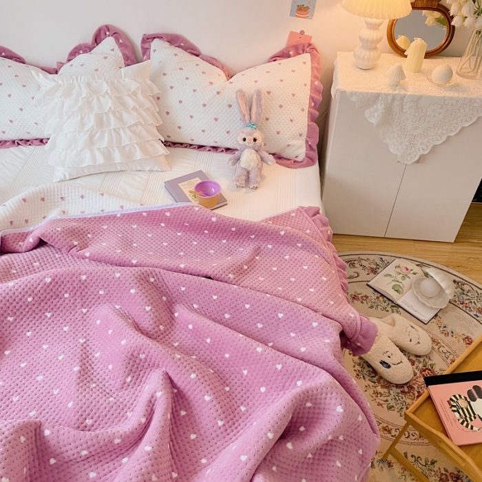 91家纺网 家纺一手货源 找家纺 星期八 2020新款奶油色花边牛奶绒床盖 爱心紫