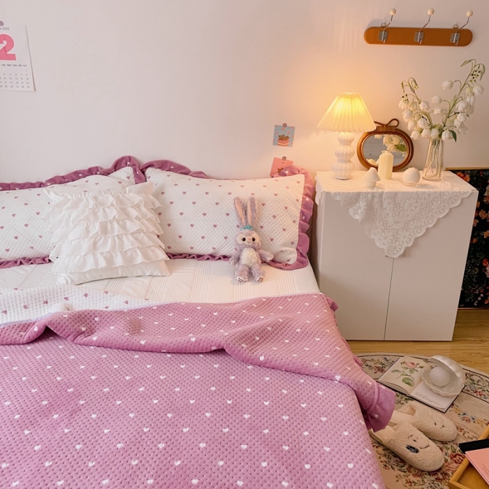 91家纺网 家纺一手货源 找家纺 星期八 2020新款奶油色花边牛奶绒床盖 爱心紫