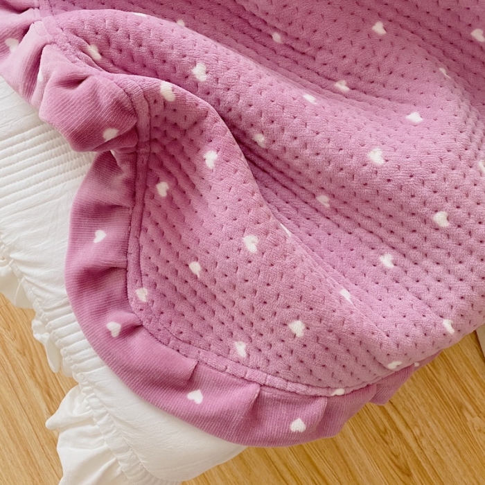 91家纺网 家纺一手货源 找家纺 星期八 2020新款奶油色花边牛奶绒床盖 爱心紫