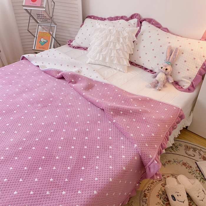 91家纺网 家纺一手货源 找家纺 星期八 2020新款奶油色花边牛奶绒床盖 爱心紫