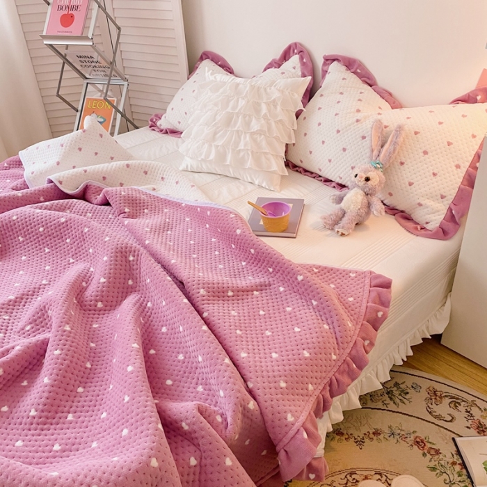 91家纺网 家纺一手货源 找家纺 星期八 2020新款奶油色花边牛奶绒床盖 爱心紫