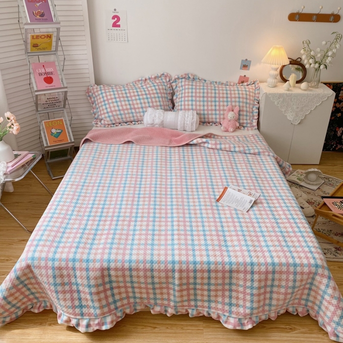 91家纺网 家纺一手货源 找家纺 星期八 2020新款奶油色花边牛奶绒床盖 格子粉