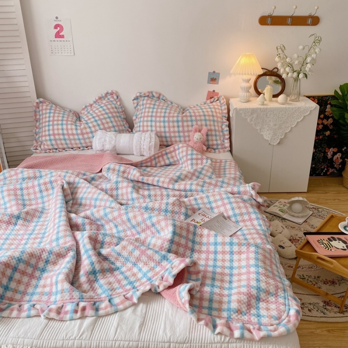 91家纺网 家纺一手货源 找家纺 星期八 2020新款奶油色花边牛奶绒床盖 格子粉