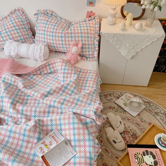 91家纺网 家纺一手货源 找家纺 星期八 2020新款奶油色花边牛奶绒床盖 格子粉