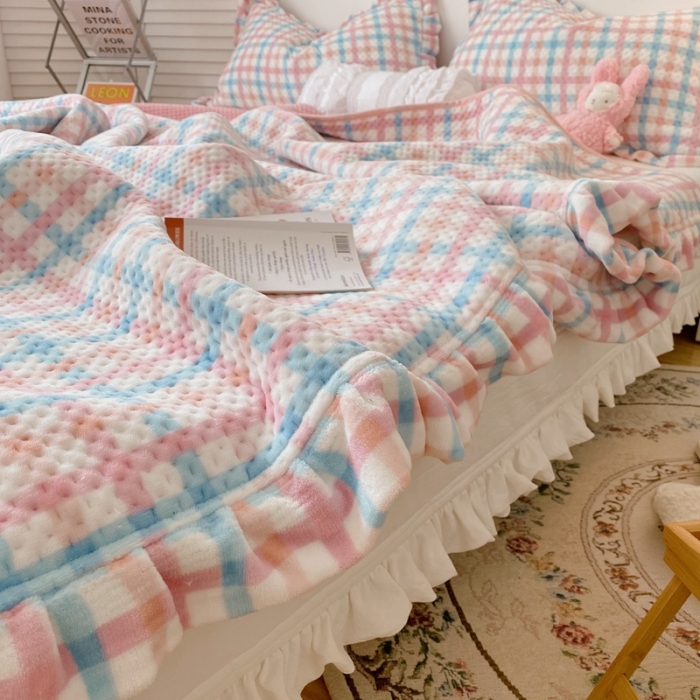 91家纺网 家纺一手货源 找家纺 星期八 2020新款奶油色花边牛奶绒床盖 格子粉