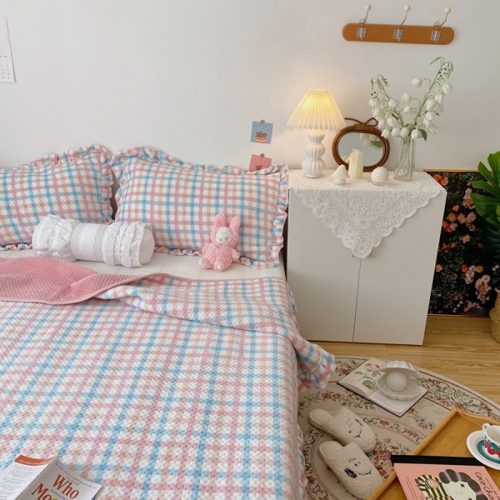 91家纺网 家纺一手货源 找家纺 星期八 2020新款奶油色花边牛奶绒床盖 格子粉