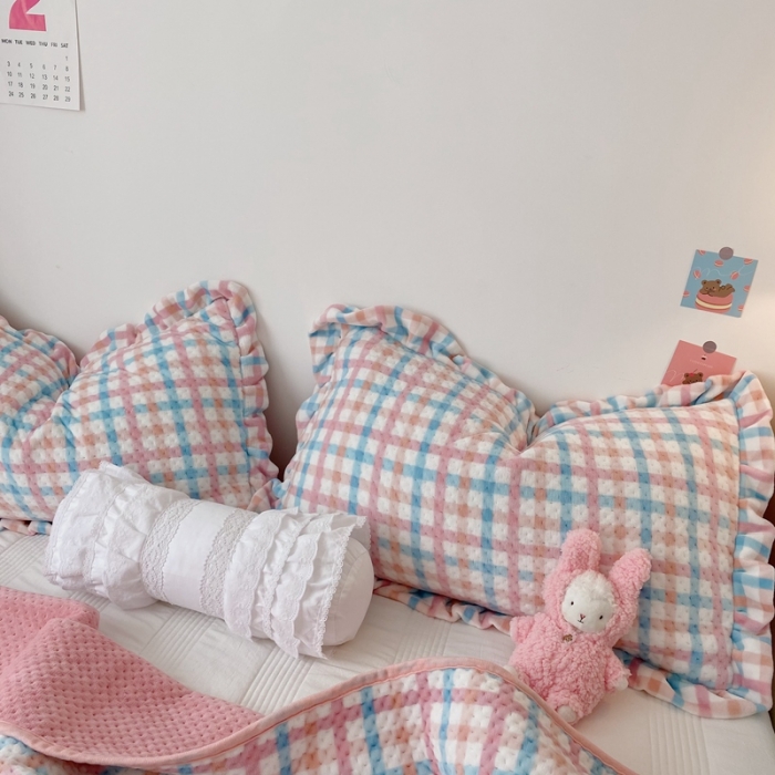 91家纺网 家纺一手货源 找家纺 星期八 2020新款奶油色花边牛奶绒床盖 格子粉