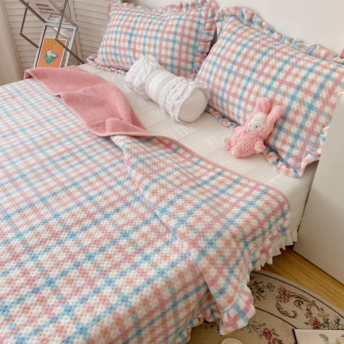 91家纺网 家纺一手货源 找家纺 星期八 2020新款奶油色花边牛奶绒床盖 格子粉