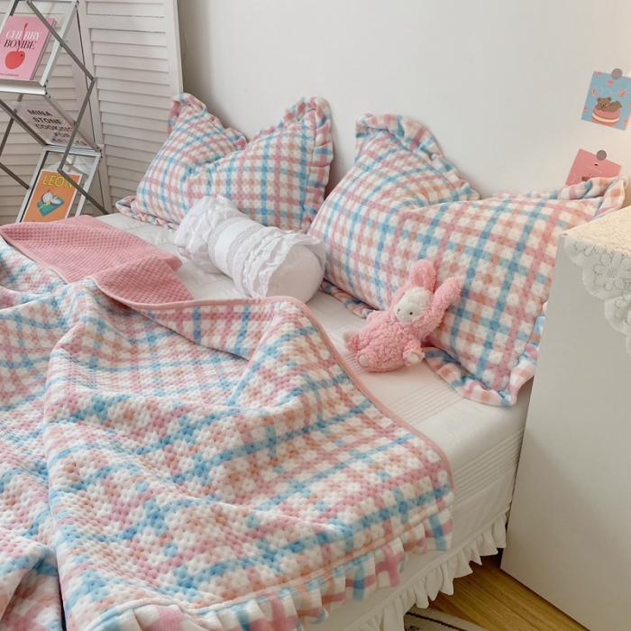 91家纺网 家纺一手货源 找家纺 星期八 2020新款奶油色花边牛奶绒床盖 格子粉