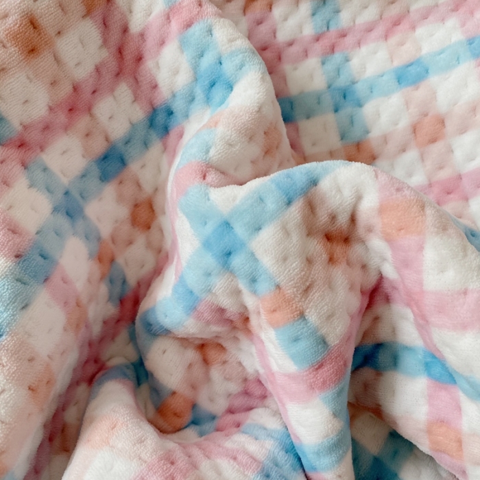 91家纺网 家纺一手货源 找家纺 星期八 2020新款奶油色花边牛奶绒床盖 格子粉