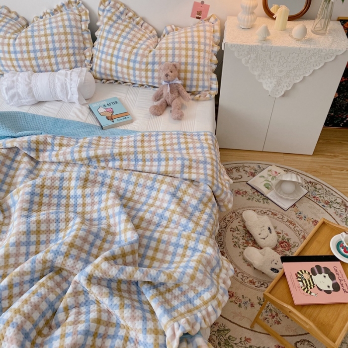 91家纺网 家纺一手货源 找家纺 星期八 2020新款奶油色花边牛奶绒床盖 格子蓝