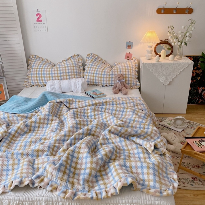 91家纺网 家纺一手货源 找家纺 星期八 2020新款奶油色花边牛奶绒床盖 格子蓝