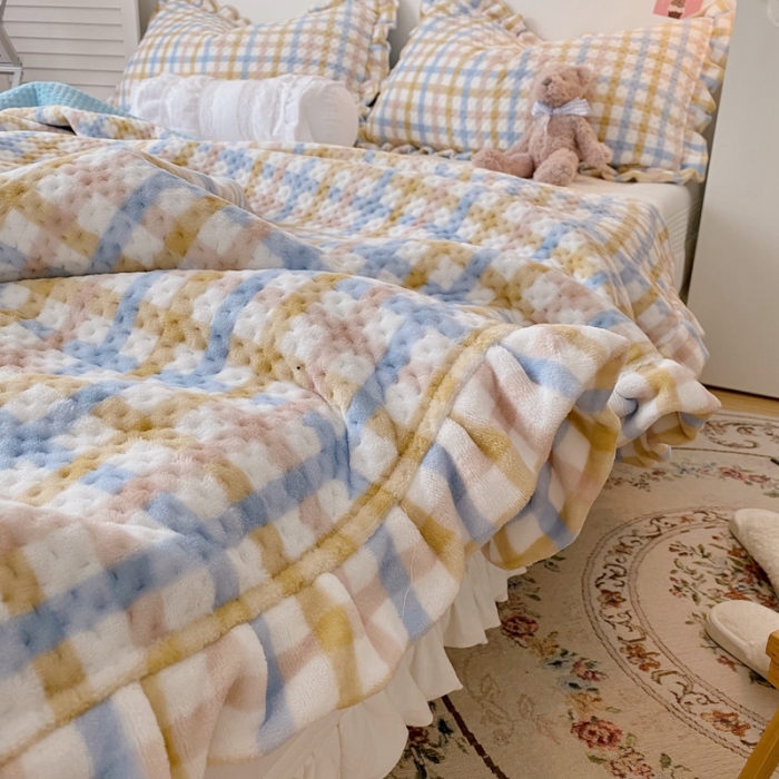 91家纺网 家纺一手货源 找家纺 星期八 2020新款奶油色花边牛奶绒床盖 格子蓝