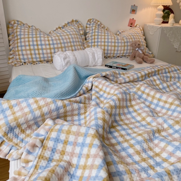 91家纺网 家纺一手货源 找家纺 星期八 2020新款奶油色花边牛奶绒床盖 格子蓝