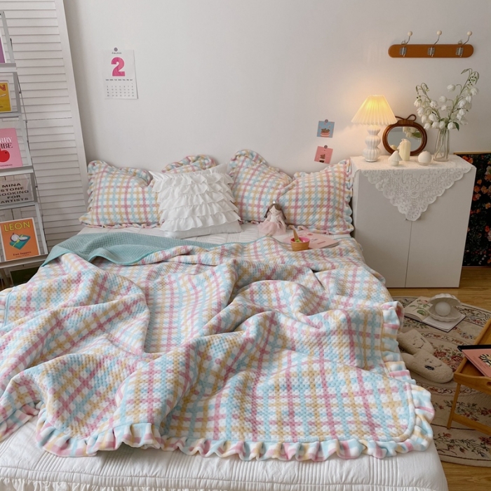 91家纺网 家纺一手货源 找家纺 星期八 2020新款奶油色花边牛奶绒床盖 格子绿