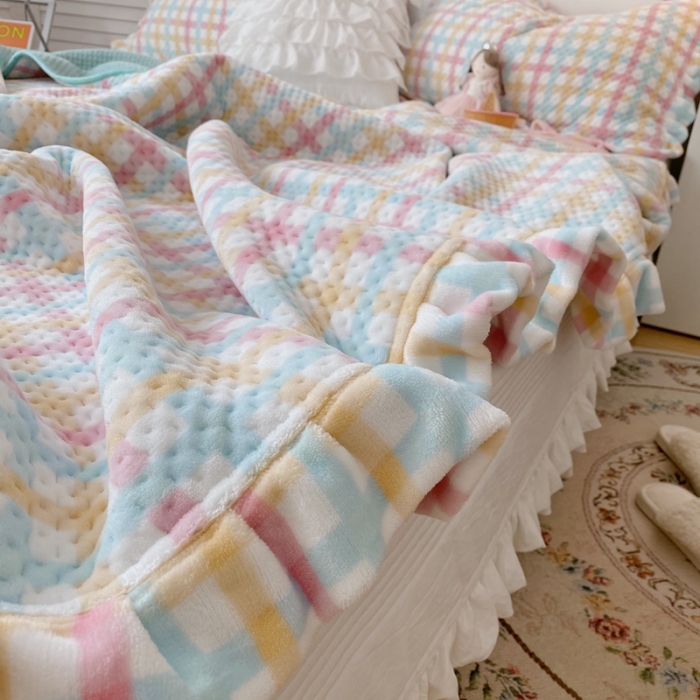 91家纺网 家纺一手货源 找家纺 星期八 2020新款奶油色花边牛奶绒床盖 格子绿