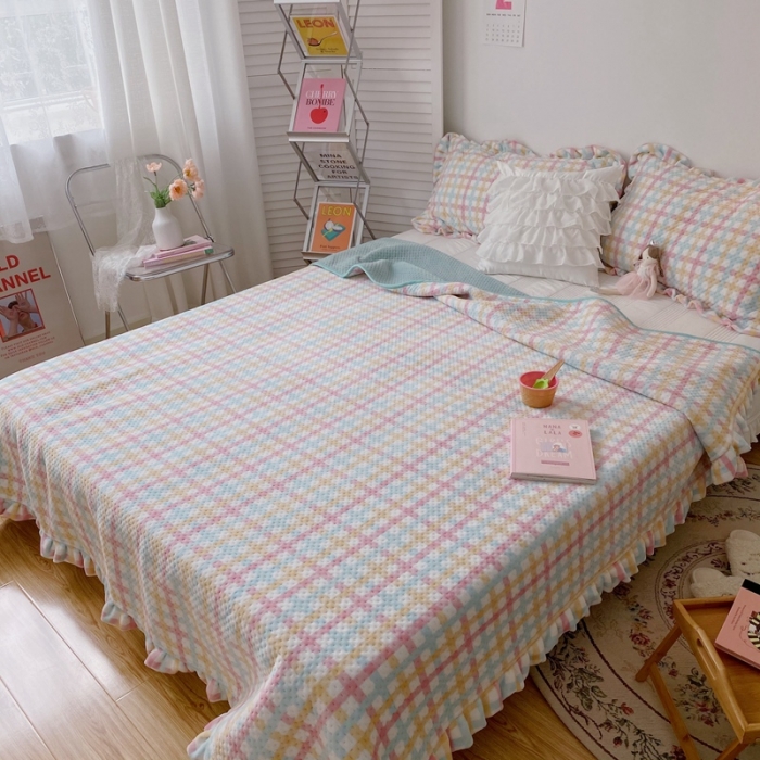 91家纺网 家纺一手货源 找家纺 星期八 2020新款奶油色花边牛奶绒床盖 格子绿