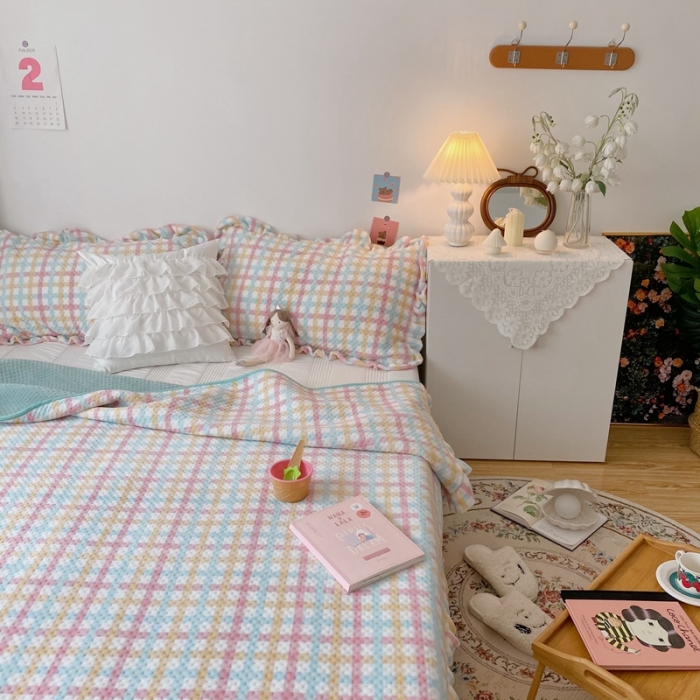 91家纺网 家纺一手货源 找家纺 星期八 2020新款奶油色花边牛奶绒床盖 格子绿