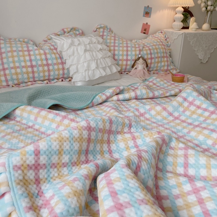 91家纺网 家纺一手货源 找家纺 星期八 2020新款奶油色花边牛奶绒床盖 格子绿