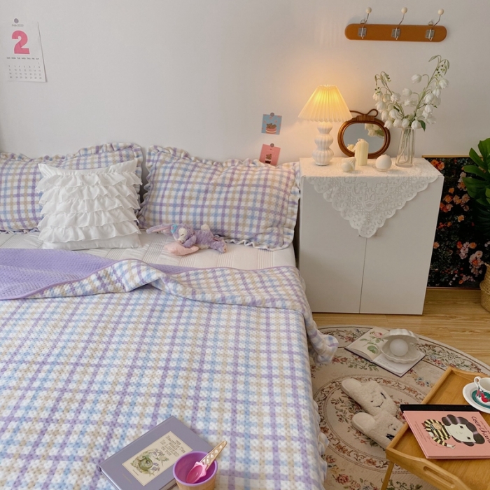 91家纺网 家纺一手货源 找家纺 星期八 2020新款奶油色花边牛奶绒床盖 格子紫