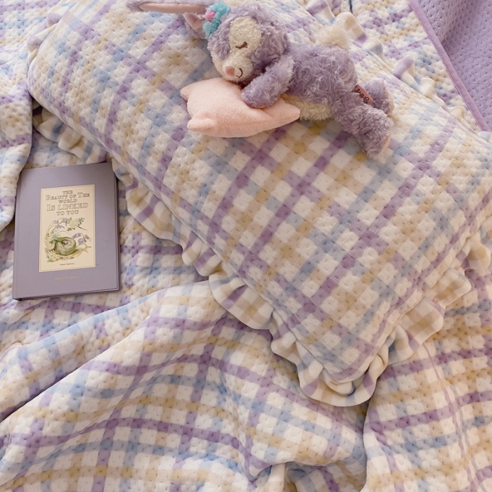 91家纺网 家纺一手货源 找家纺 星期八 2020新款奶油色花边牛奶绒床盖 格子紫