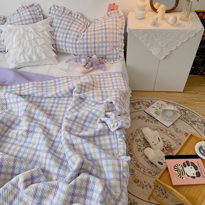 91家纺网 家纺一手货源 找家纺 星期八 2020新款奶油色花边牛奶绒床盖 格子紫