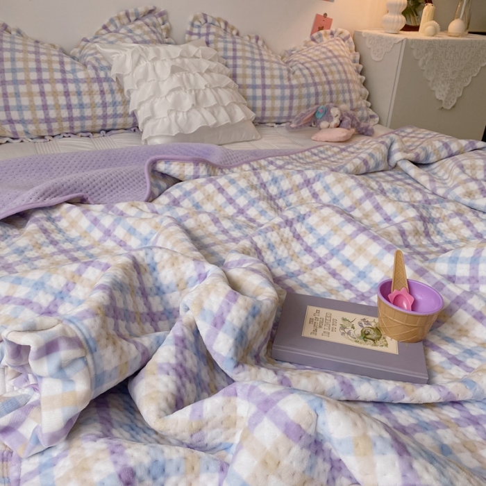 91家纺网 家纺一手货源 找家纺 星期八 2020新款奶油色花边牛奶绒床盖 格子紫