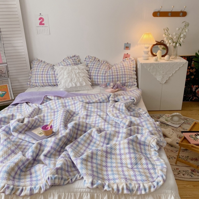 91家纺网 家纺一手货源 找家纺 星期八 2020新款奶油色花边牛奶绒床盖 格子紫