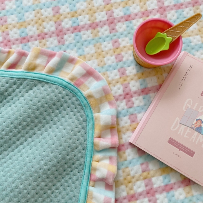 91家纺网 家纺一手货源 找家纺 星期八 2020新款奶油色花边牛奶绒床盖 格子绿