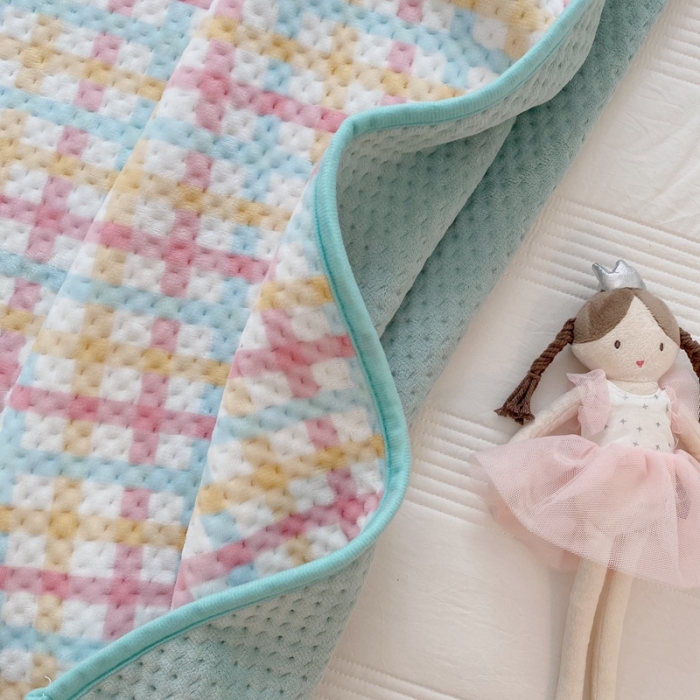 91家纺网 家纺一手货源 找家纺 星期八 2020新款奶油色花边牛奶绒床盖 格子绿