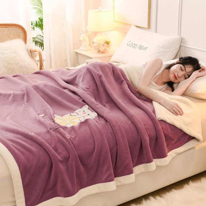 91家纺网 家纺一手货源 找家纺 朗莎家纺 2020新款羊羔绒+牛奶绒毛毯 柠檬熊-紫
