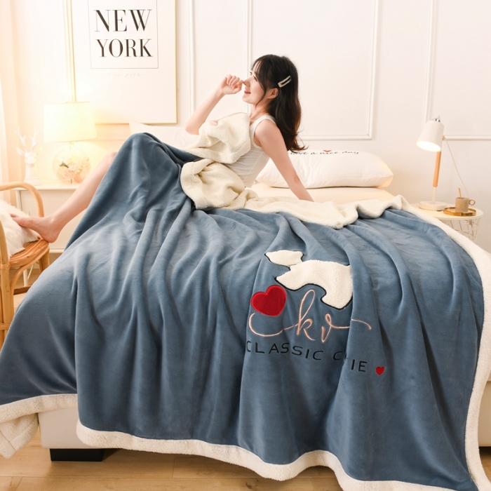 91家纺网 家纺一手货源 找家纺 朗莎家纺 2020新款羊羔绒+牛奶绒毛毯 神奇狗-宾利蓝