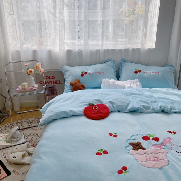 91家纺网 家纺一手货源 找家纺 星期八2020新款230g双面小熊系列牛奶绒四件套 冰激凌熊蓝